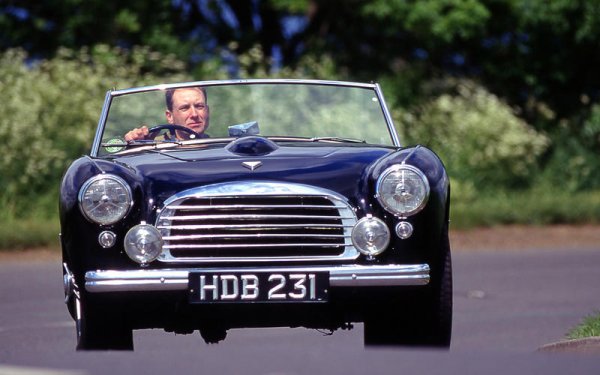 Автомобил, който е по-красив от Triumph TR2, на който е базиран. Компанията Swallow е основана от Уилям Лайънс от Jaguar, след което е продадена на гигантския конгломерат Tube Investments. Той прави 276 бройки, преди да дръпне щепсела.