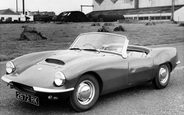 Кръстена на френското "тя отива" (elle va), Courier е най-успешният модел на Елва. Около 400 бройки са направени между 1958 и 1961 г., най-често задвижван от двигатели от моделите MGA или MGB.