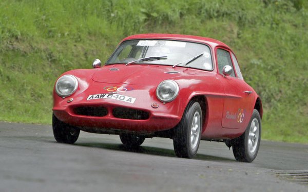 Rochdale прави първите си коли от фибростъкло през 1952 г., като невероятно аеродинамичният Olympic се появява през 1960 г. Ранните модели имат 1.5 двигатели от Riley 1.5, а от 1962 година - същите от Ford Cortina. И да, Rochdale е от град Рочдейл край Манчестър.