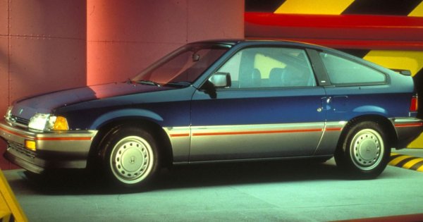 Спортните модели на Honda са нещо обичайно в нашите дни, но през 80-те години това далеч не е така. Марката няма производителността на конкурентите и CRX е опит на Honda да се справи с това.

Както Volkswagen  направи със своя Scirocco, Honda базира новото си спортно купе върху основата на своя сроден хечбек, в този случай на Civic.

Alfa Romeo обаче може да бъде по-добро сравнение, защото се говори, че един от водещите дизайнери на CRX е притежавал Alfa Romeo Junior Zagato. Страничните профили на двата автомобила са много сходни...
