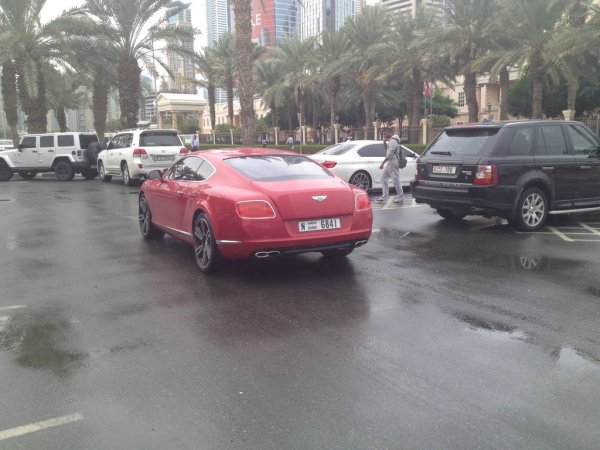 Паркингът пред Американския университет в Дубай