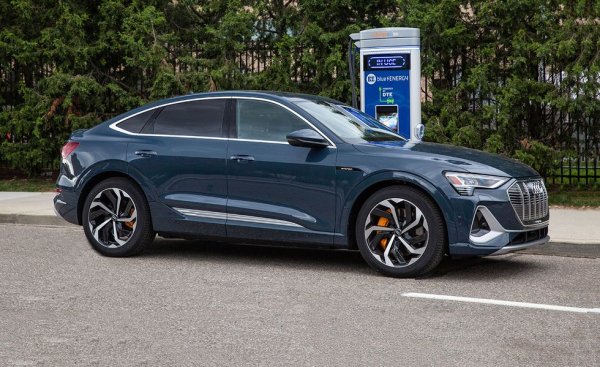 Двата модела са толкова близки, като изключим дизайна на задната част, че в Америка ги разглеждат като един. От началото на годината кросоувърите на Audi са намерили повече купувачи от Tesla Model S. 
