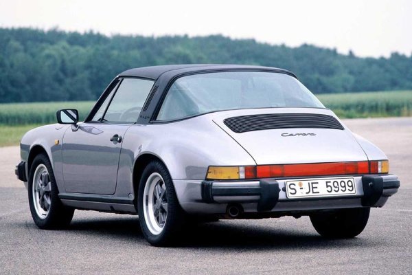 Porsche 911 е емблематичен модел, но поколението 930 се откроява от всички останали. Това е втората итерация и се появява на пазара през 70-те години на миналия век. Има версии Targa и Coupé и се отличава с ниското си тегло, като много варианти тежат по-малко от 1000 кг.
