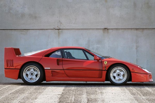 Ferrari F40 е не само един от най-добрите аналогови спортни автомобили, но може би и най-забележителният в историята. Прибиращите се фарове и фиксираното задно крило са сред най-разпознаваемите характеристики. Той има V8 двигател с два турбокомпресора, произвеждащ 478 к.с., и тежи 1100 кг.
