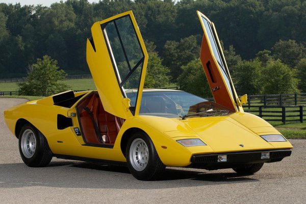 Изминаха над 45 години, откакто Lamborghini произведе Countach и въпреки това той си остава футуристичен модел. Оборудван е с атмосферен V12 двигател и са произведени по-малко от 2000 бройки. Максималната му скорост е над 300 км/ч.

