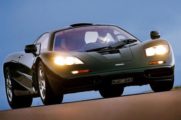 Един от шедьоврите сред дизайните на прочутия Гордън Мъри, McLaren F1 е една от най-аплодираните суперколи на всички времена. Този автомобил може да се похвали с атмосферен 6,1-литров V12 двигател с произход BMW. Благодарение на теглото си под 1150 кг, може да развие максимална скорост от близо 400 км/ч.

