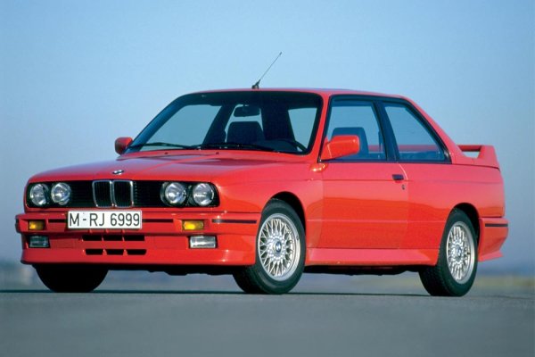 BMW M3 E30 е седан, но също заслужава място в тази селекция. Вероятно е най-прочутото BMW на всички времена. Това, което даде началото на все още актуалната Серия 3. А най-спортната му версия се откроява с динамика, която продължава да впечатлява и днес. Ретро стилът му е завладяващ.
