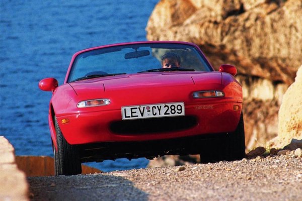 Може да ви се стори малко стряскащо да видите Mazda MX-5 в този списък. Истината е обаче, че този модел не се превръща в най-продавания кабриолет в света просто ей така. Колата предлага много забавление на много достъпна цена. Първото поколение, с изскачащите си фарове, вече е легендарно.
