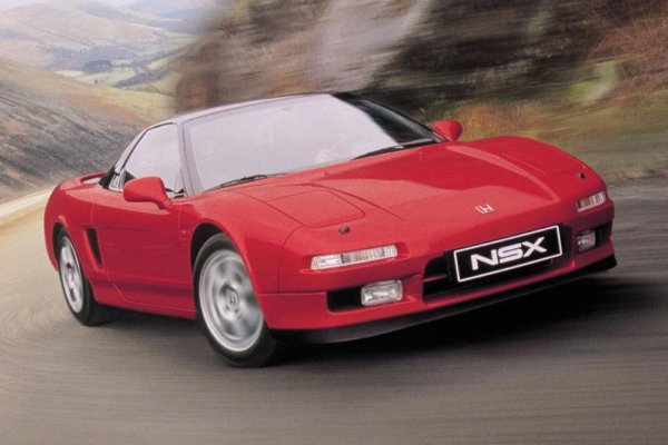 "Японското Ferrari" Honda NSX от първо поколение. Двуместен суперавтомобил от 90-те години със средно разположен двигател, който произвежда почти 300 к.с. Кой не помни великия Айртон Сена, който го караше на пистата с мокасини и бели чорапи?
