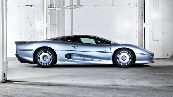 Jaguar XJ220 е оборудван с 3,5-литров V6 двигател, развиващ 550 к.с. и 644 Нм въртящ момент, което му позволява да превъзхожда някои от най-великите автомобили в историята, като Ferrari F40, Porsche 959 и Lamborghini Diablo, достигайки максимална скорост от 338,8 км/ч. Ускорява от 0 до 100 км/ч за 3,8 сек. Това е най-бързият автомобил в света до появата на McLaren F1.
