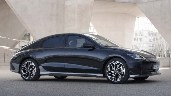 Hyundai Ioniq 6 се предлага в три комбинации мотор-батерия. Мощността на двигателите е 150, 225 и 320 к.с.Благодарение на 800-волтовата система, батерията може да бъде напълне от 10 до 80 процента само за 18 минути. 

Ioniq 6 е дълъг 4850 мм, като е малко по-къс от Mercedes EQE, но превъзхожда BMW i4 и Tesla Model 3. Цените в Германия в момента започват от 43 900 евро преди държавната субсидия за електромобил. 