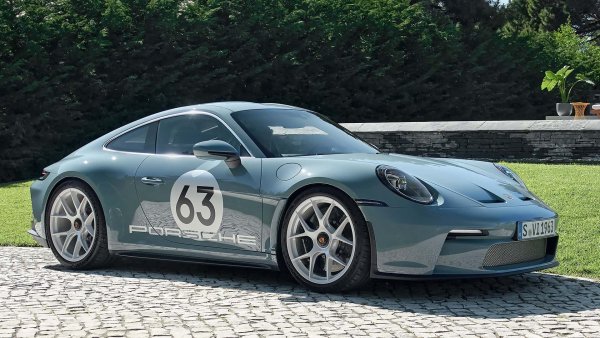 Това е и най-скъпият автомобил от всички победители в отделните категории. Под капака  на Porsche 911 Carrera T е поставен 3,0-литров &bdquo;боксер&ldquo; с двойно турбо, развиващ 385 к.с.

Моторът е същият като на базовата Carrera, но по-голяма част от оборудването идва от по-скъпата Carrera S. Цената на това спортно купе в Германия е поне 123 845 евро.