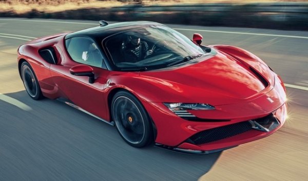 Ако се чудите защо Килиан Мбапе има толкова много коли Volkswagen, има и причина. Националният отбор и Френската футболна федерация са в партньорство с немския автомобилен производител от 2014 г.

Има слухове обаче, че той също притежава някои коли тайно - от марките Audi, BMW, Range Rover и Ferrari. Моделите не се разкриват, но според спекулациите Мбапе има SF90 Stradale и 488 Pista.