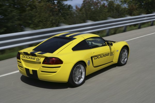 Захранен е с електромотор, произвеждащ 268 конски сили и литиево-йонни батерии