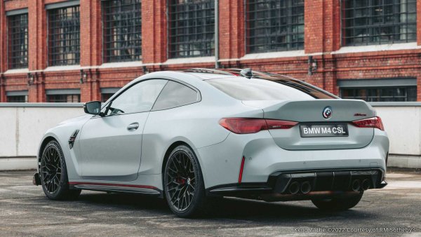 Самото CSL се появи на пазара миналата година за 50-та годишнина на M GmbH. Произведени са са общо 1000 бройка, при които 3,0-литровият двигател R6 битурбо осигурява 550 к.с. Колата е със 100 килограма по-лека от нормално М4.