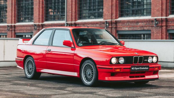 Прогнозна цена на дребно: 180 000 - 220 000 евро

Най-специалният автомобил от M Power Collection, изброен тук, със сигурност е E30 M3 Sport Evolution от 1990 г. Общо само 1989 бройки от Sport Evo са произведени между декември 1989 г. и март 1990 г. Това е едно от само осемте немски автомобила в блестящо червено с електронно управление на амортисьорите. Има също климатик и електрически люк.