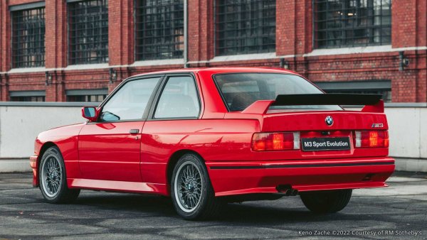 При Sport Evolution работният обем на двигателя е увеличен от 2,3 на 2,5 литра. Мощността е 238 к.с., а въртящият момент е 240 Нм. Има и регулируеми сплитери отпред и отзад, както и отвори за охлаждане на спирачките вместо обичайните фарове за мъгла.

Колата е доставена във Франкфурт през януари 1990 г. и остава в едни ръце до декември 2020 г. Собственикът му е семейство Шмид, което печели шампионата DTM със своята компания Schmidt Motorsport Technik.