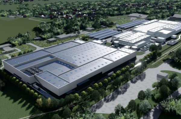 Основна точка в стратегията е алиансът да засили значително производството на собствени батерии. Това ще позволи да се повиши маржът на печалба от електромобилите и в същото време те да се предлагат на по-конкурентни цени. Целта е 220 GWh собствен производствен капацитет до 2030. Планът предвижда себестойността на батериите да падне с 50% до 2026 година, и с 65% до 2028. 
