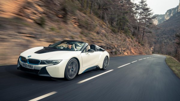 Макар спортният хибрид на баварците вече да не се произвежда, той остава един от най-блестящите примери за дизайнерски еталон в историята на баварците: конструкция от карбон и алуминий, врати тип пеперуда и целия драматизъм на V12 от Lamborghini с СО2 емисии като на Mini Cooper. 