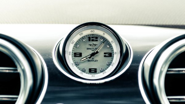 Тъй като тук говорим за света на лукса, не можем да не споменем и най-ирационалното нещо в конфигуратора на Bentley Bentayga - часовник от техния дългогодишен партньор, Breitling. Изглежда, че няма да изненадате никого с аналогов циферблат в салона на луксозна кола, но точно този часовник е изработен от злато и украсен с диаманти. Те струват само 150 хиляди евро или около... 80% от цената на друга Bentayga.