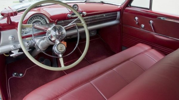 Връщаме се 70 години назад - тогава часовниците за автомобили вече са на мода и някои производители използват механика със самонавиване (например Rolls-Royce). Американският Oldsmobile също не остава извън модата и предлага авточасовник. Но изненадва с решението да постави механизма... на долната спица на волана. Може да изглежда добре на снимката, но кой ще зяпа във волана, докато шофира, за да види колко е часа?