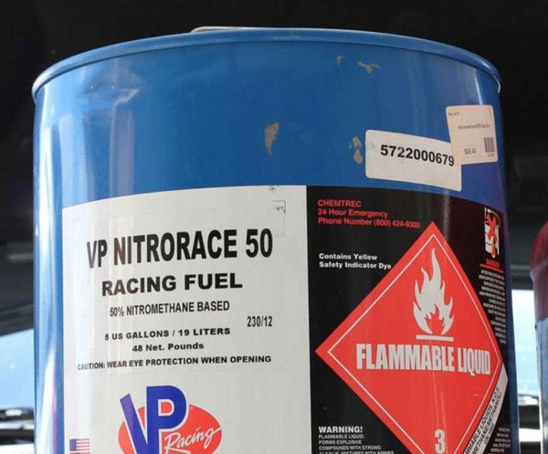 Макар да не се задвижва от ракетни двигатели като най-бързите драгстери, тази машина ползва ракетно гориво: смес от 90% нитрометан и 10% алкохол. Едно минаване на отсечката от четвърт миля (402 метра) поглъща към 75 литра. 
Нитрометанът (CH3NO2) е идеалното гориво за драг рейсъри по няколко причини. Първо, съдържа доста кислород в себе си, което намалява нуждата на двигателя да всмуква въздух. Второ, макар енергийната му стойност да е под тази на бензина, той може да гори в по-богата смес, поради което дава 2.3 пъти повече мощност. Друг плюс е високата степен на изпарение, която носи със себе си много силен охлаждащ ефект. 
