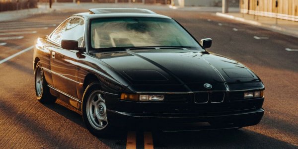 Под красивия наклонен капак на BMW 850Ci има атмосферен V12. Моделът се предлага за 23 000 долара и офертата е изключително примамлива. Това е като да получите M1 без да плащате много. От всички модели в списък, този е остарял най-грациозно. Вярно, че е по-скоро GT, отколкото спортен автомобил, но успява да балансира двете философии доста безпроблемно.