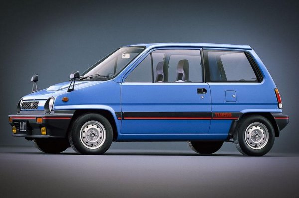 Докато 1,2-литровите 4-цилиндрови мотори на обикновения City "отпиват" бензин през двукамерен карбуратор Keihin, топ моделът е задвижван от електронна система за впръскване на гориво и, захранван от IHI турбокомпресор, произвежда цели сто „коня“. Това е достатъчно, за да ускори 700-килограмовата „буболечка“ до 100 км/ч за 8,6 секунди.

В допълнение, модифицираната машина е с променени пружини и амортисьори, както и с нови стабилизиращи щанги отпред и отзад. 
Година по-късно спортният автомобил еволюира с версия Turbo II с интеркулер и раздути арки на колелата поради по-широка следа и 13-инчовите джанти. Заради тази раздута визия моделът получава прякора "булдог", а охлаждането с въздух на системата повишило мощността до 110 к.с. 