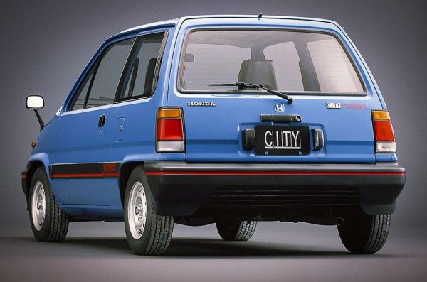 Honda City спечелила сърцата на феновете не само със своите компресорни характеристики. В ръкава й, или по-точно в багажника, имало изключително необичаен коз - малък сгъваем скутер Motocompo. Така купувачът се сдобивал с две превозни средства наведнъж, идеално адаптирани към задръстените японски градове.

Двуколесната „играчка“ не била само за версията Turbo, а се предлагала и за конвенционалния City, както и с модела Today. Моторетката се предлагала от 1981 до 1983 година, като е намерила място в багажниците на 53 369 автомобила.