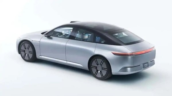 Тук не можем да пропуснем Sony, японската компания, която реши да навлезе в света на автомобилите с Honda, като сформира Sony Honda Mobility миналата година.
Автомобилите на концерна, които ще се произвеждат и продават в САЩ от 2026 г., ще бъдат част от марката Afeela. Първият модел се очаква да бъде базиран на прототипа Afeela, показан по-рано тази година - електрически седан с четири врати, който обещава да постави нови стандарти за бордова свързаност, игри, помощ при шофиране, сензори и технологии, разработени съвместно с Qualcomm.
