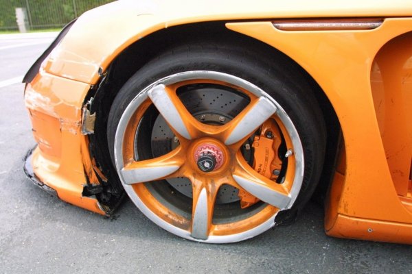 Изпочупената Carrera GT е част от колекцията от редки автомобили на принца