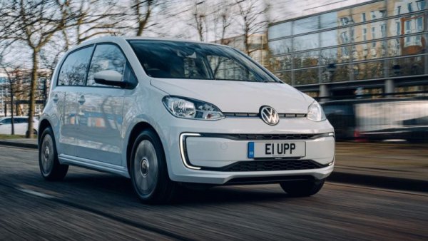Във Volkswagen планираха тихо да пенсионират електрическия Up, за да разчистят пътя на ID.3. Но малкото градско електромобилче се радва на растящо търсене и всъщност е най-продаваната кола на ток в Германия тази година. 
