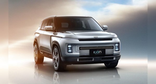 Компактният SUV е разработен с участието на петте глобални дизайнерски центъра на Geely. Екстериорът е дело на калифорнийското студио на марката, а интериорът - на това в Барселона. Последната дума обаче са има специалистите от студиото на Geely в Шанхай, които са направили някои промени. Под капака на модела е поставен 1,5-литров четирицилиндров бензинов турбодвигател, който е част от 48-волтова "мека" хибридна система, работеща със 7-степенна автоматична скоростна кутия с два съединителя. Мощността на мотора е 177 к.с. и 255 Нм, а стартер-генераторът дава допълнителни 13,6 к.с. и 45 Нм.
