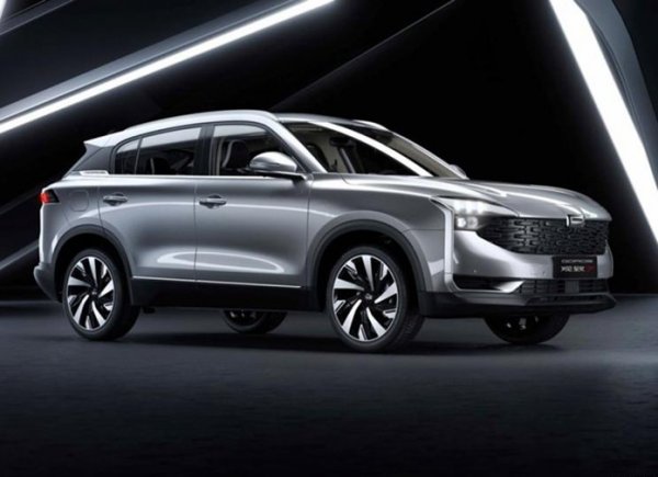 Китайската компания Qoros, която вече заяви амбициите си да излезе на европейския пазар, планира сериозно разширяване на моделната си гама. Производителят предвижда да пусне поне 5 нови модела, сред които са компактен кросовър Qoros 7. Той се задвижва от хибриден агрегат. В него влизат 1.2-литров бензинов мотор и електрически двигател с мощност 69 к.с., задвижващ задните колела. Батериите са литиево-йонни с капацитет 1.9 кВтч.