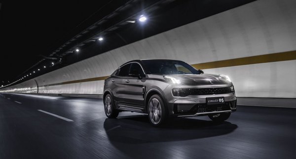 Подобно на другите модели на младата марка, 05 е базиран на шасито CMA, разработено от Geely заедно с Volvo. По предварителни данни Lynk & Co 05 ще бъде оборудван с двигатели, познати от другите модели на марката. Това са бензинови турбо мотори на Volvo - 3-цилиндров 1,5-литров с мощност 180 коня и 4-цилиндров 2-литров, развиващ 190 к.с. На върха на гамата ще има версия на последния двигател с мощност 254 коня, също на Volvo.