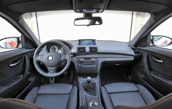 Но далеч не му беше близка по мощност - тук под капака имаше съвременен трилитров "шестак" с туин турбо и 335 конски сили. Максималната скорост бе електронно ограничена на 250 км/ч, а ускорението от 0 до 96 км/ч отнемаше 4.5 секунди. Добавете към това много директно и прецизно управление, и много интелигентно алуминиево окачване, гарантиращо максимум сцепление. 
