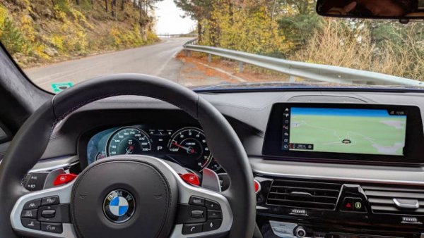 За да стига тази колосална мощ до асфалта, М-поделението сериозно доработи и xDrive системата. Пуританите ще кажат, че М-кола със задвижване на четирите колела не е никаква М-кола. Но най-хубавото тук е, че можете да прехвърлите всичките 625 коня изцяло към задния мост, ако внезапно решите, че мразите задните си гуми.
