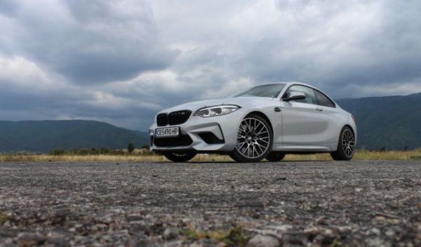 Мнозина (включително и скромният екип на Automedia) смятат тази кола за най-добрия съвременен продукт на BMW M. Просто защото тя съчетава компактните размери от миналото с относително ниско по днешните стандарти тегло, и с цена доста, доста под иначе отличните М3 и М5. 
