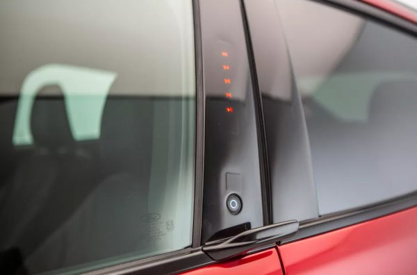 От свежите примери за странни дръжки на вратите е решението, използвано при най-новия модел на Ford - Mustang Mach-E. Всъщност, подобието на дръжки е само за пътниците отпред. За тях са предвидени малки кукички, с които могат да се отворят вратите. Що се отнася до пътниците отзад, те просто трябва да хванат ръба на вратите, преди да се качат в салона. Самите врати, както отпред, така и отзад, се отварят с помощта на кръгли бутони. Феновете на класическите модели iPhone определено ще харесат това.