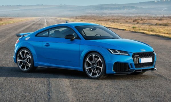 Когато Audi TT се появи през 1998 година, това беше един добре изглеждащ модерен автомобил. Първите бройки обаче имаха сериозни проблеми с управлението и стабилността. Те бяха прибрани в сервизите през 2000 година и съответно преработени до 2003 година.