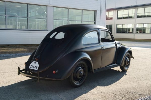 Следвоенният Beetle Type 1 има въздушно охлаждане на монтирания отзад двигател, който развива 25 к.с. През 1948 година излиза първото Porsche - 356, което се задвижва от същия 1,1-литров мотор с въздушно охлаждане, но с цели 35 к.с. След 15 години се появи 901, но Porsche трябваше са смени името му на 911 и така се роди една истинска легенда.