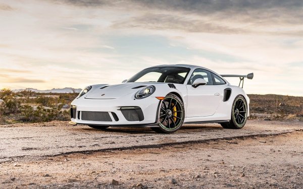 Специална пистова версия на емблематичния суперавтомобил също беше притежание на рапъра. GT3 RS се различава от другите версии на 911 по това, че има по-хардкор характеристики, предназначени специално за състезания на писта. Спортният автомобил има задвижване на задните колела и 4,0-литров двигател с мощност 510 к.с.