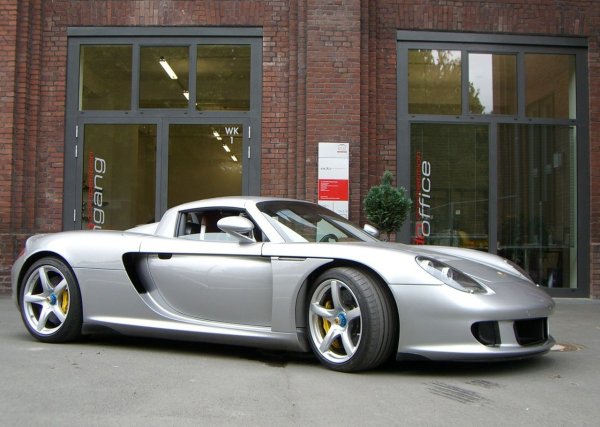 Еминем явно е фен на бързите коли и изборът на Porsche Carrera GT е доказателство. Суперколата с 5,7-литров V10 двигател с 603 к.с. е показана за първи път като концепция на автомобилното изложение в Париж през 2000, а производството стартира 4 години по-късно. По-голяма част от тиража – 1200 бройки е за пазара в САЩ, като рапърът се възползва от това.
