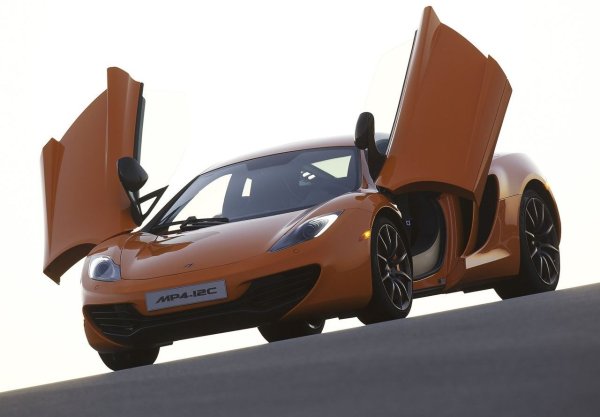  MP4-12C е проектиран от Франк Стивънсън, който също прави Ferrari 430 (както и BMW Mini и новия Fiat 500). В основата му бяха вдъхновен от Формула 1 монокок от въглеродни влакна и собствен 3,8-литров туин-турбо V8. Разбираемо е, че Еминем рядко изважда своя McLaren от гаража. 