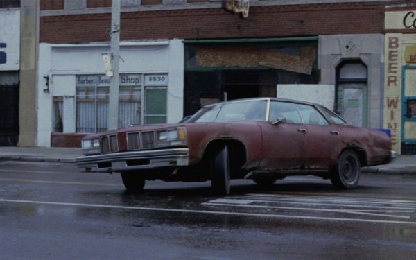 В този огромен американски седан Еминем се появи в култовия филм „8-ата миля’’. Неговият герой караше очукан Oldsmobile Delta 88 от 1976. Този автомобил е имал 5,7-литров V8 с мощност 160 к.с.


