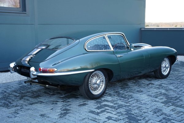 Под капака има 3,8-литров редови шестцилиндров двигател с мощност 265 к.с., който ускори колата до 240 км/ч. Тесните фарове, овалната радиаторна решетка и линиите, сякаш нарисувани от четка на художник, създават усещане за движение дори когато сте паркирани. Този автомобил се превърна в символ на 60-те години, ерата на свободата и стила.