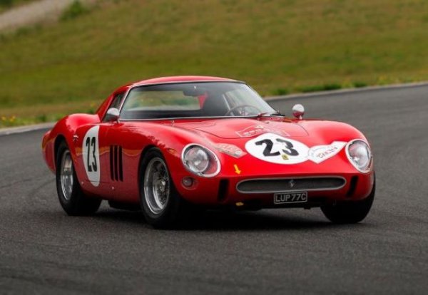 Ferrari 250 GTO не е просто купе, а легенда, за която мечтаят колекционерите. Създадена през 1962 за състезания, тази кола се превръща във върха на автомобилния дизайн. Произведени са общо 36 бройки и всяка е уникална. През 2018 една от тях от тях беше продадена на търг за 70 милиона долара, което я прави един от най-скъпите автомобили в света.