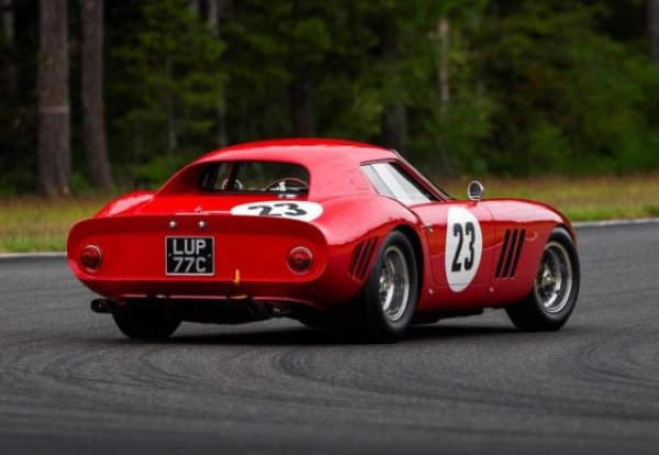 Дизайнът на 250 GTO е баланс между аеродинамика и естетика. Ниският профил, заоблените форми и вентилационните "хриле" на аспиратора го правят незабавно разпознаваем. Под капака има 3-литров V12 с мощност 300 к.с., който ви позволява да ускорите до 280 км/ч. Това не е кола, а скулптура, която оживява на пътя.
