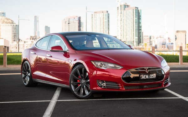 Лифтбекът Tesla Model S е най-ненадеждният електромобил, сочи проучването. Повече от половината му собственици, участвали в допитването, се оплакват от различни проблеми. Най-често това е неизправност на батерията, откази на електрониката, а също така повреди по окачването и на спирачната система. Половината от респондентите посочват, че проблемът е остранен в рамките на 1 ден. А при 36% ремонтът е бил по гаранция.