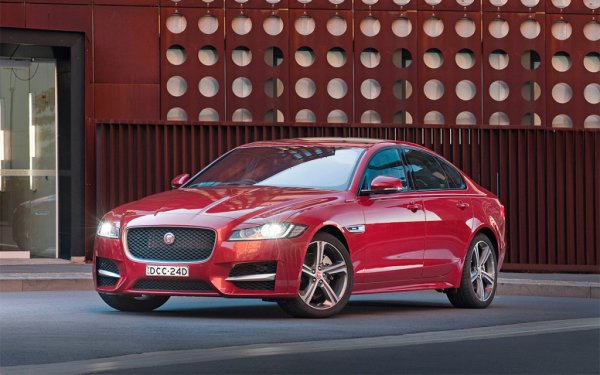 Най-проблемният луксозен седан е Jaguar XF – поне така излиза от това изследване. Повече от половината респонденти са се оплакали от проблеми с колата си, като при повечето от тях ремонтът е отнел повече от седмица. Най-често се налага поправка на двигателя, а в 44% от случаите на собственика е бил предложен безплатен ремонт.